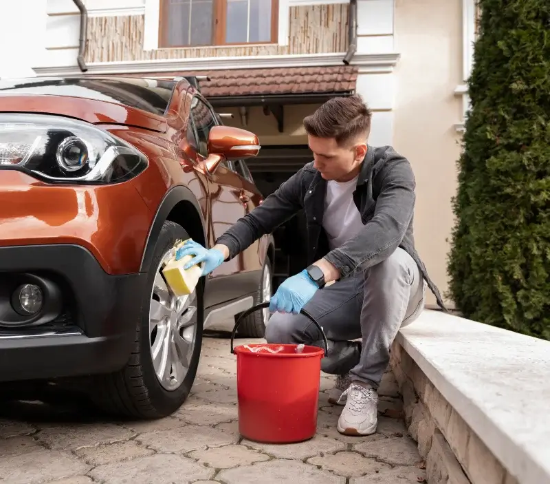 Lavage auto à domicile Chambon-sur-Voueize : professionnel intervenant sur un véhicule
